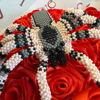 Handmade Seed Bead Spider Figurine, Gothic Black White Gray Sculpture, Halloween Collectible Bead Ar — photo 6